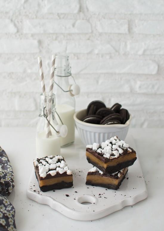 Barritas de oreo, caramelo,chocolate y nubes