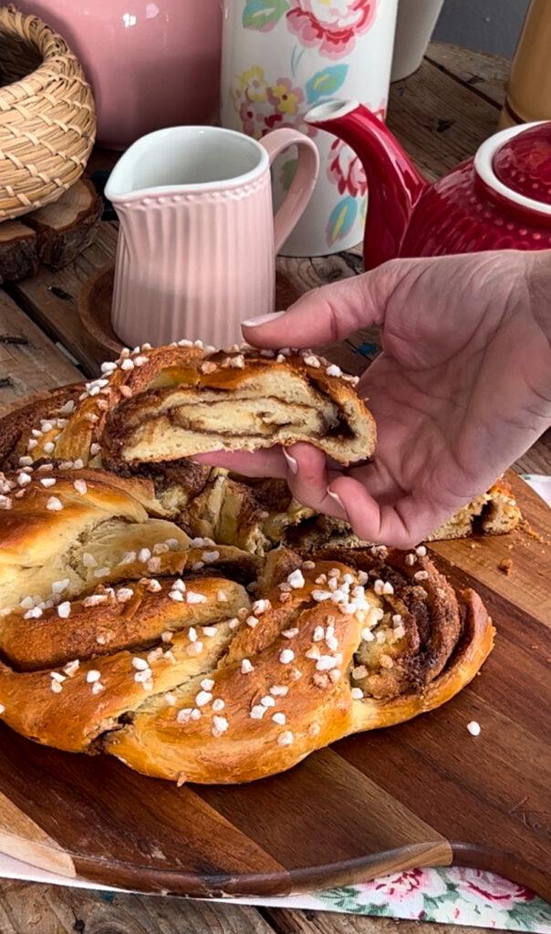 Receta de corona trenzada de canela y turrón
